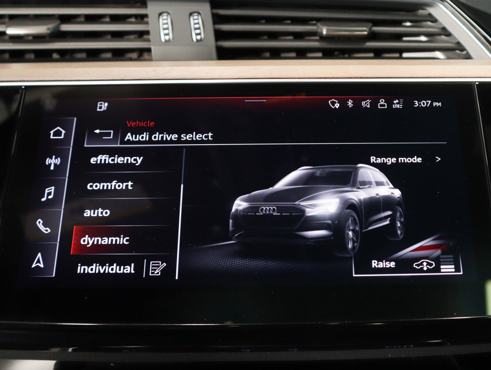 Used 2024 Audi Q8 e-tron Premium Plus image 22