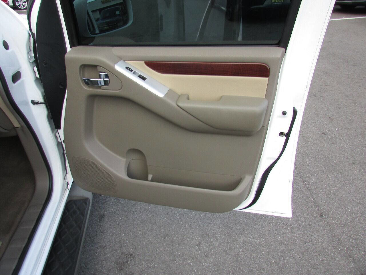 Used 2010 Nissan Pathfinder LE image 45