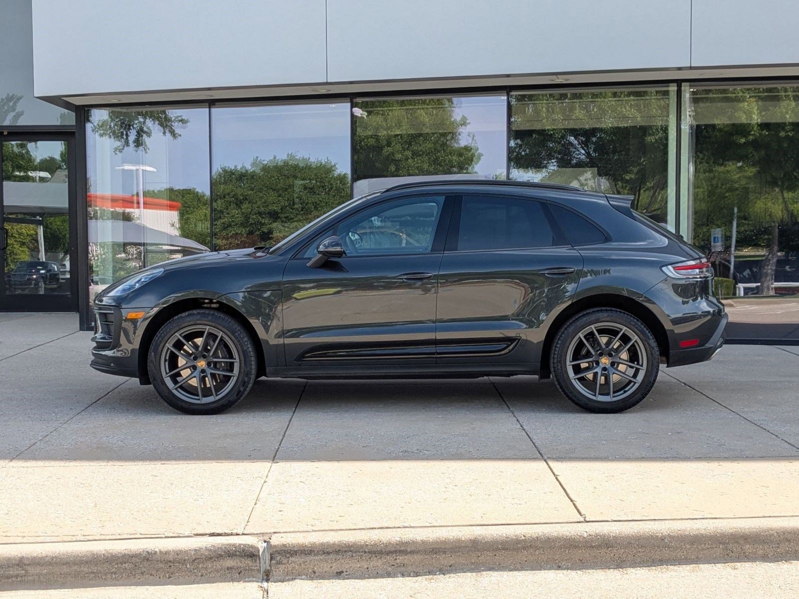 Certified 2025 Porsche Macan image 2