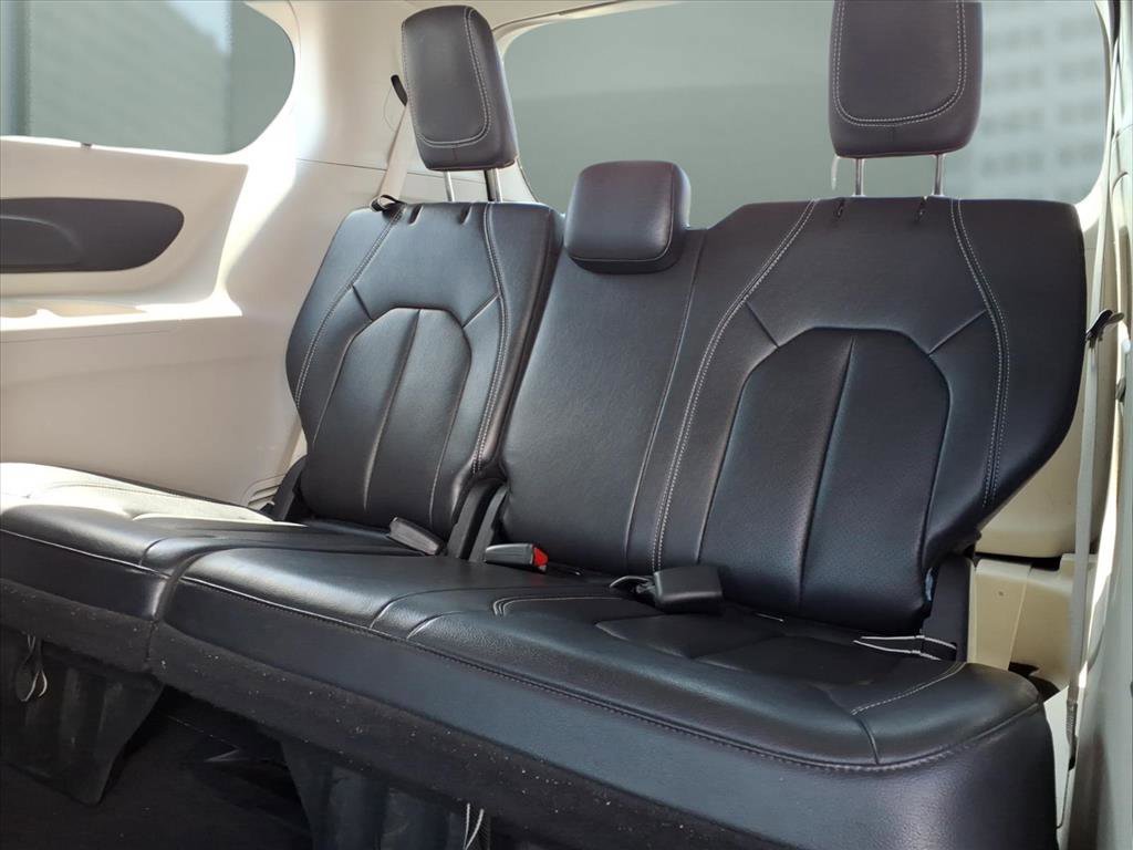 Used 2022 Chrysler Pacifica Touring-L FWD image 15