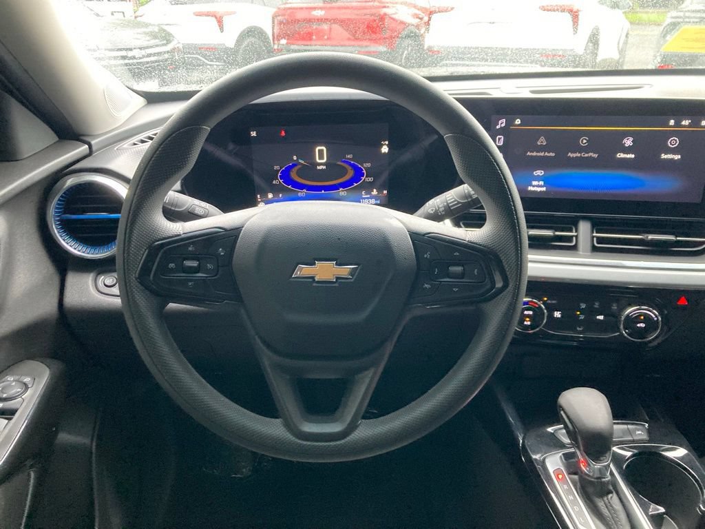 Used 2025 Chevrolet Trax LT FWD image 6