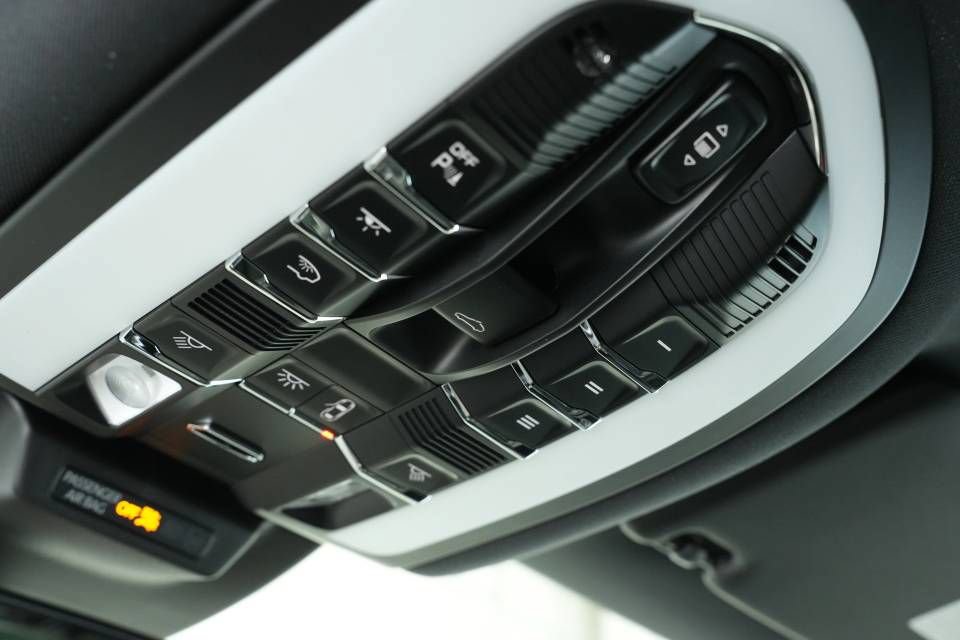 Certified 2025 Porsche Macan AWD/4WD image 35