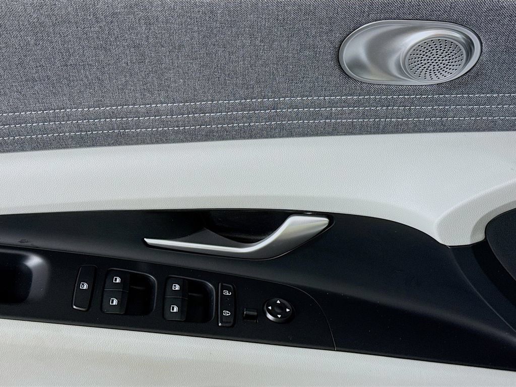 Certified 2025 Hyundai Elantra Limited FWD image 26