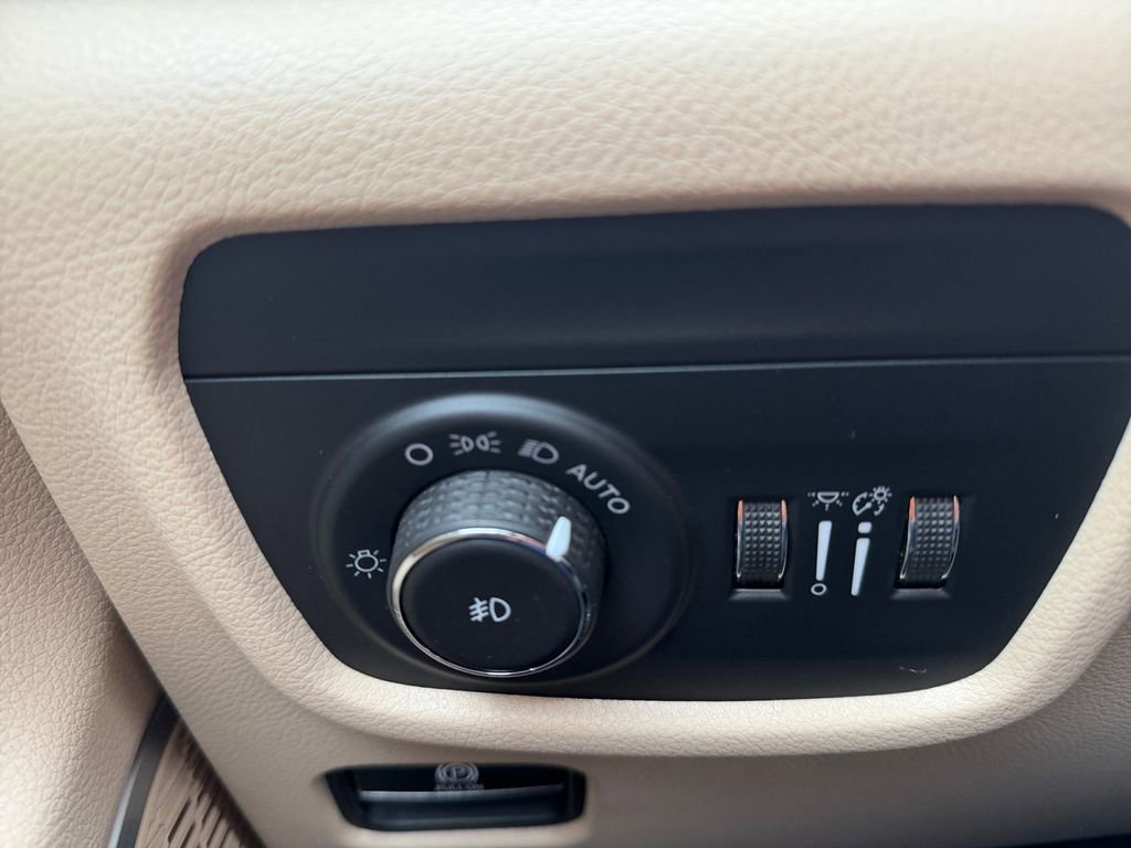 Used 2023 Jeep Grand Cherokee Limited image 18