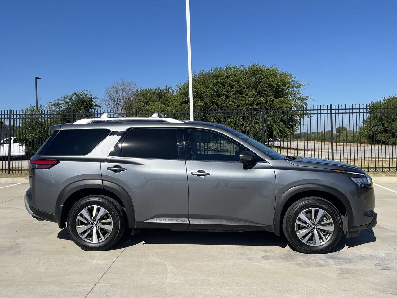 Used 2022 Nissan Pathfinder SL w/ Cargo Package FWD image 3