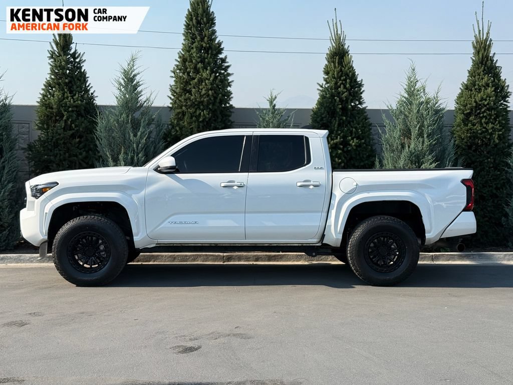 Used 2025 Toyota Tacoma SR5 AWD/4WD image 5