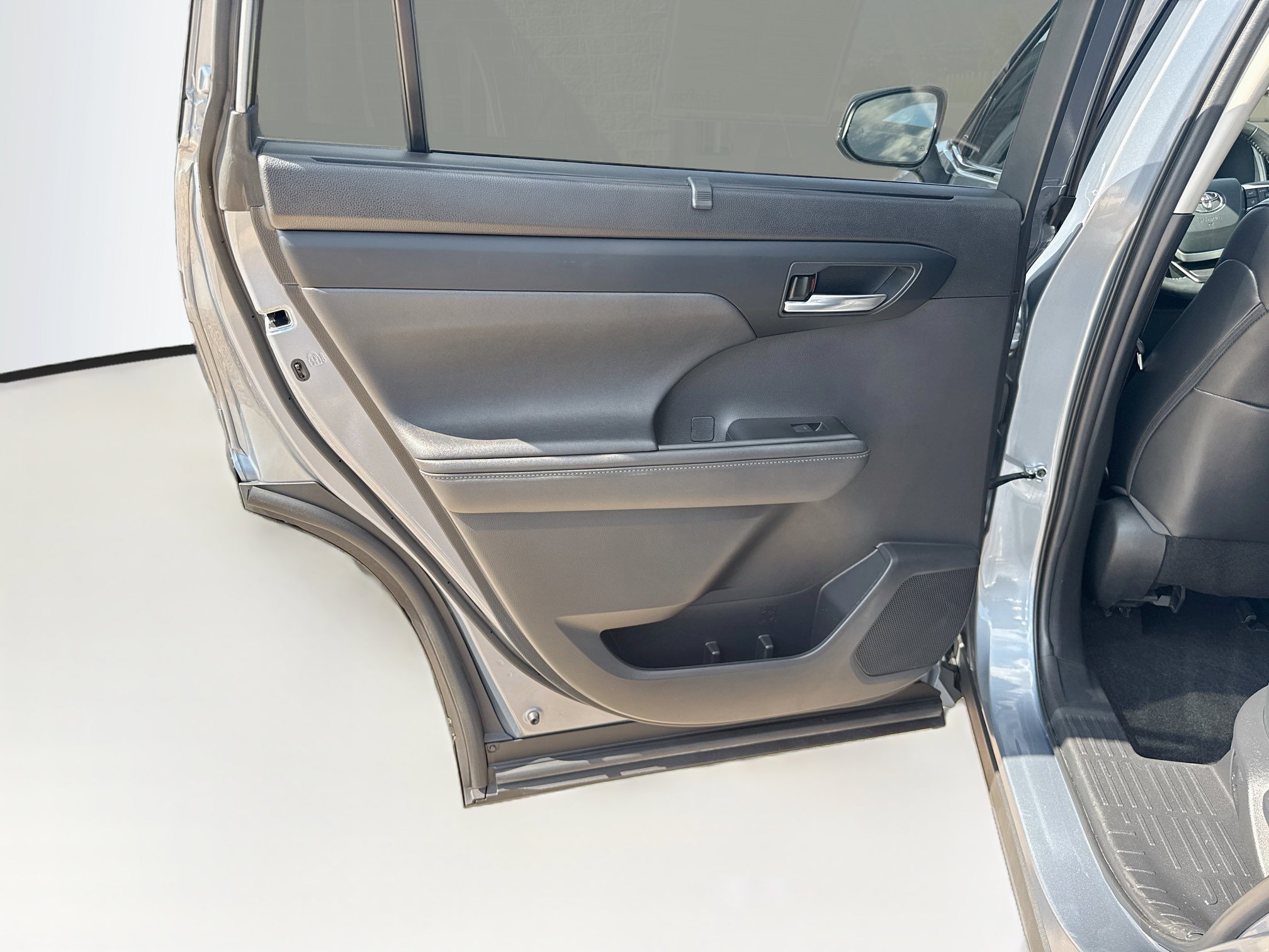 Used 2023 Toyota Highlander XLE AWD/4WD image 28