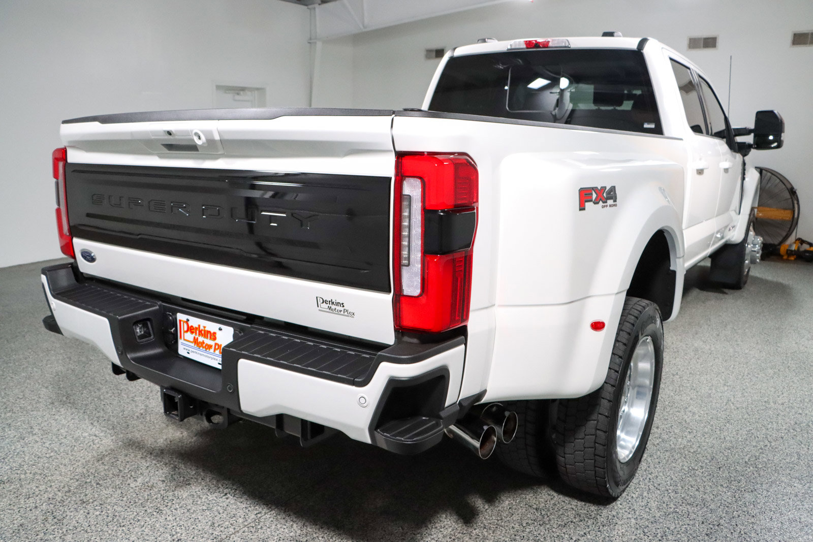 Used 2025 Ford F450 Platinum w/ FX4 Off-Road Package AWD/4WD image 7