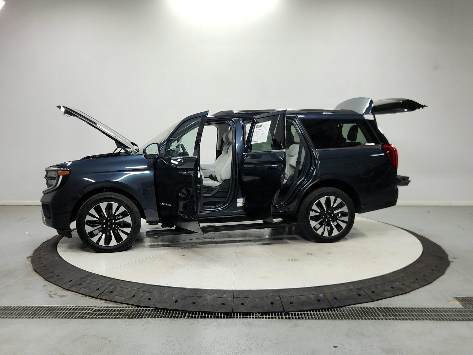 Used 2025 Ford Expedition Platinum w/ Driver's Package AWD/4WD image 13