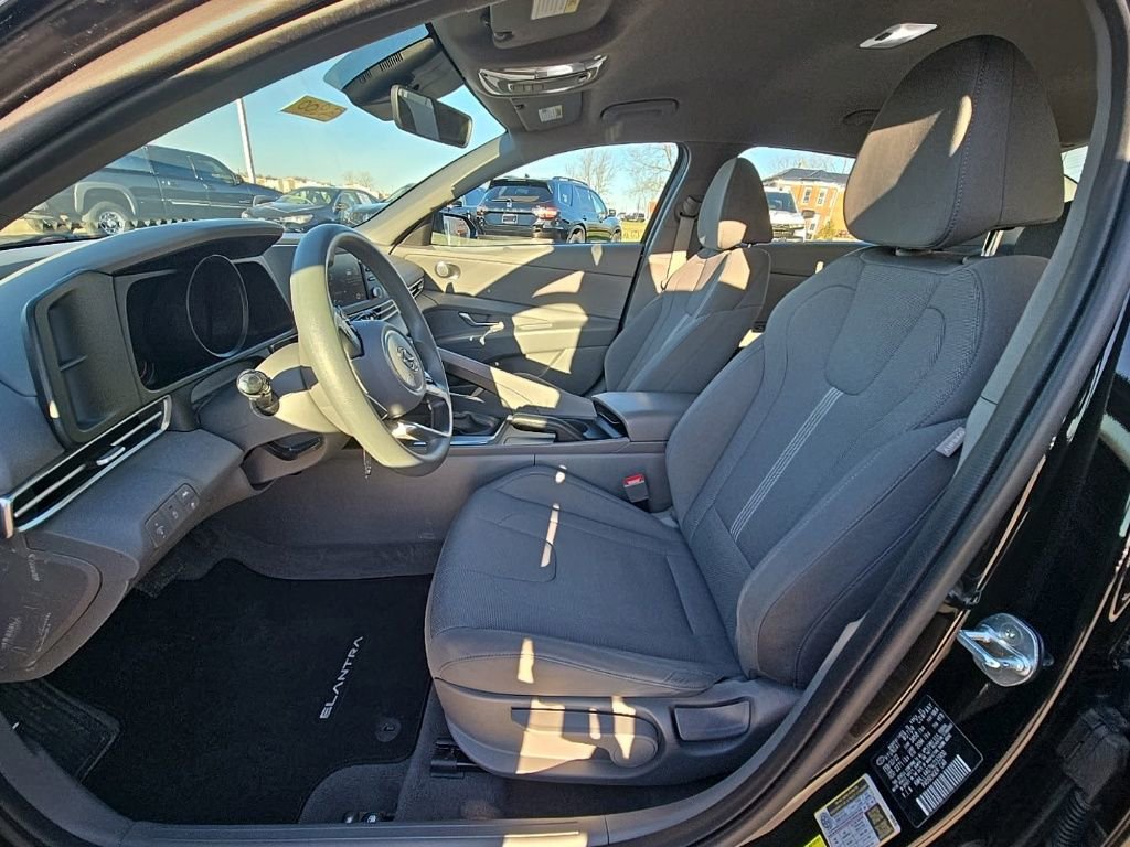 Used 2022 Hyundai Elantra SE image 12