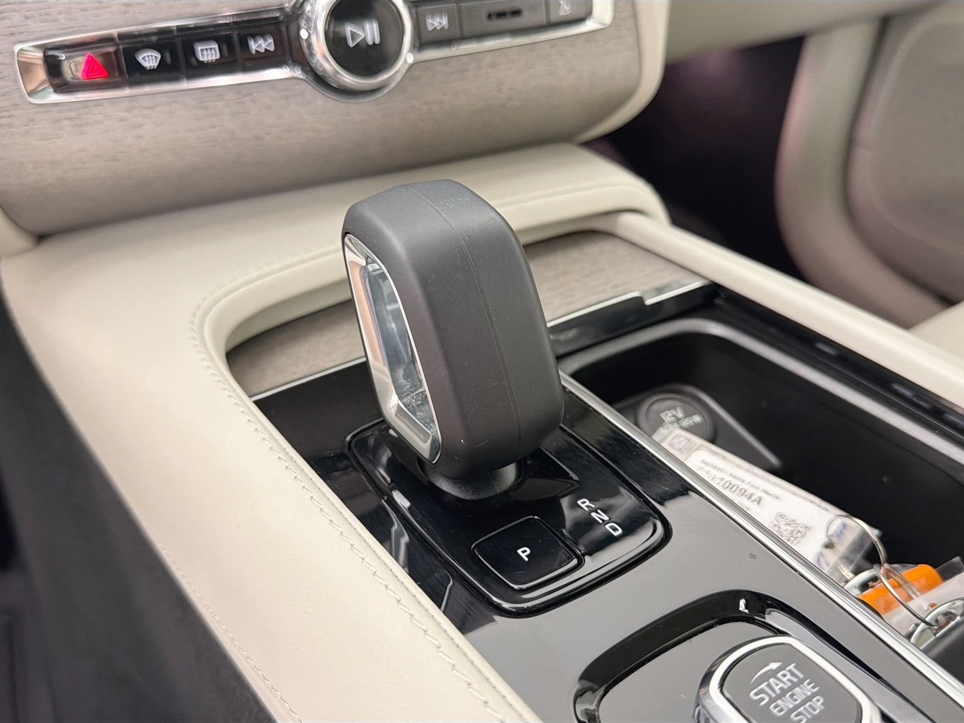 Certified 2025 Volvo XC90 T8 Plus w/ Protection Package Premier AWD/4WD image 17