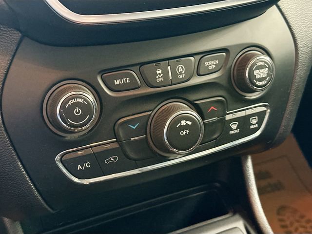 Used 2019 Jeep Cherokee Latitude w/ Popular Appearance Group FWD image 16