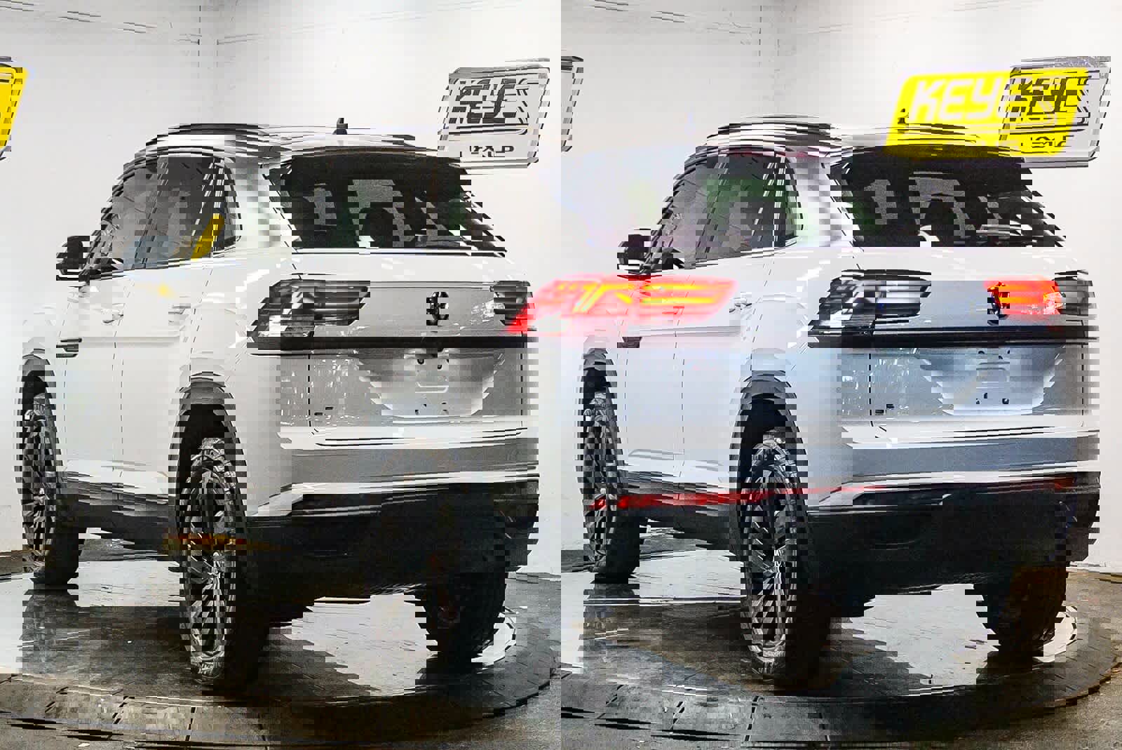 Used 2023 Volkswagen Atlas Cross Sport SE image 2