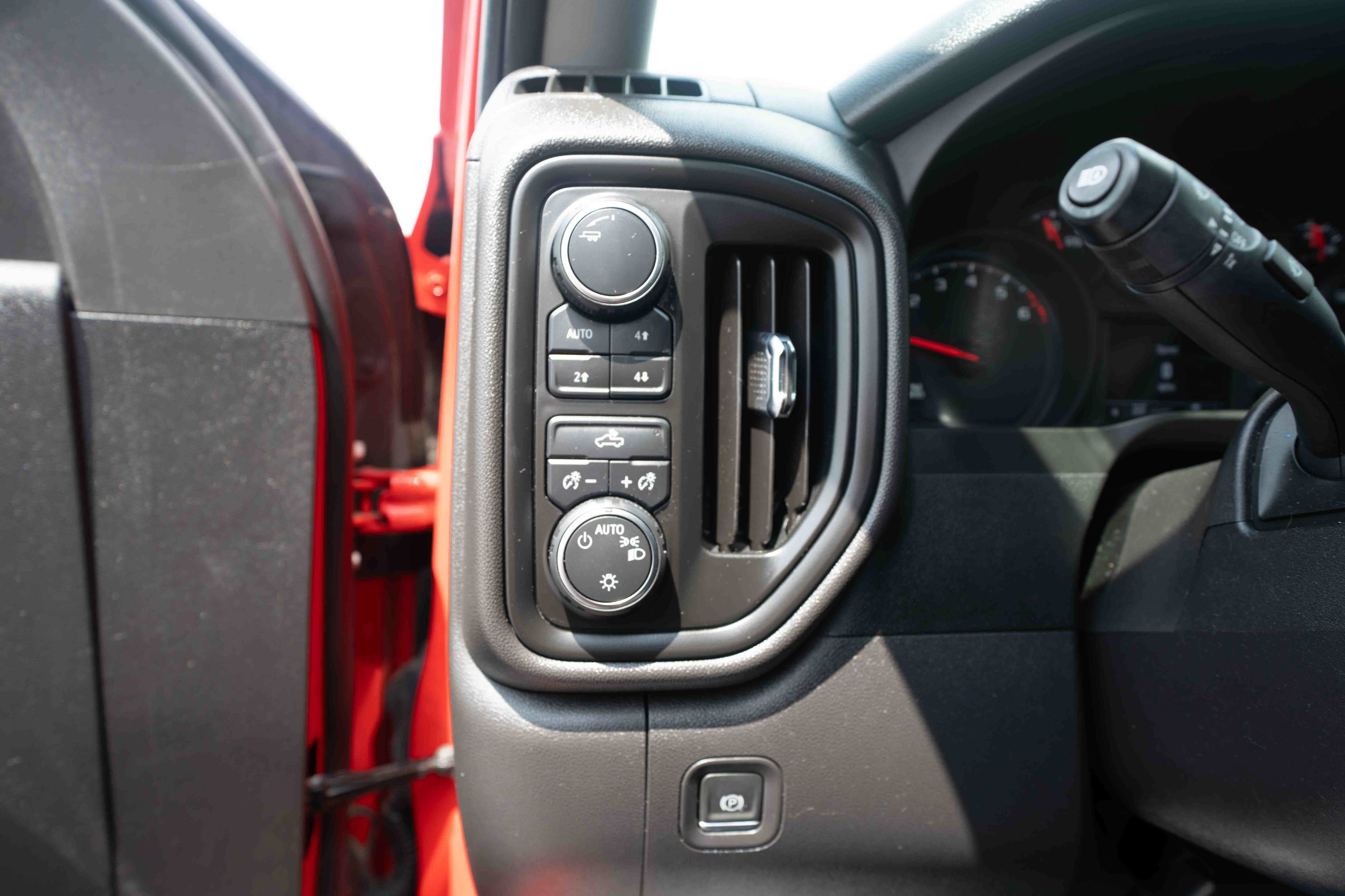 Used 2024 Chevrolet Silverado 1500 Custom Trail Boss w/ LPO, Dark Essentials Package AWD/4WD image 11