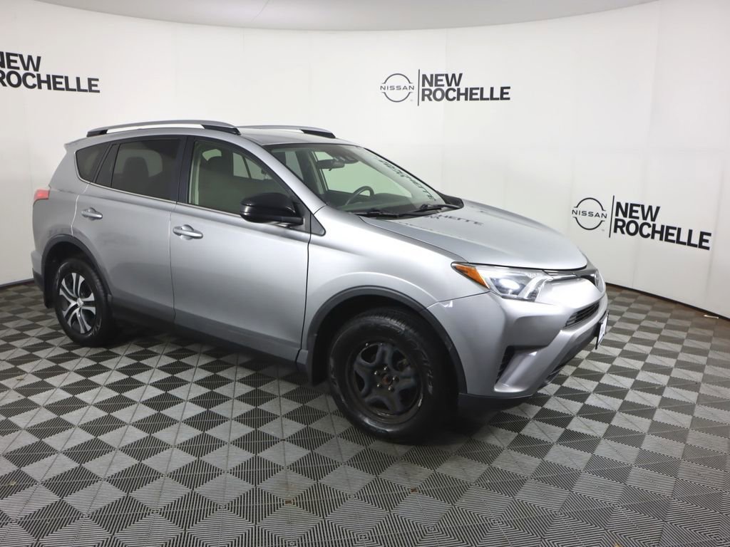 Used 2018 Toyota RAV4 LE AWD/4WD image 4