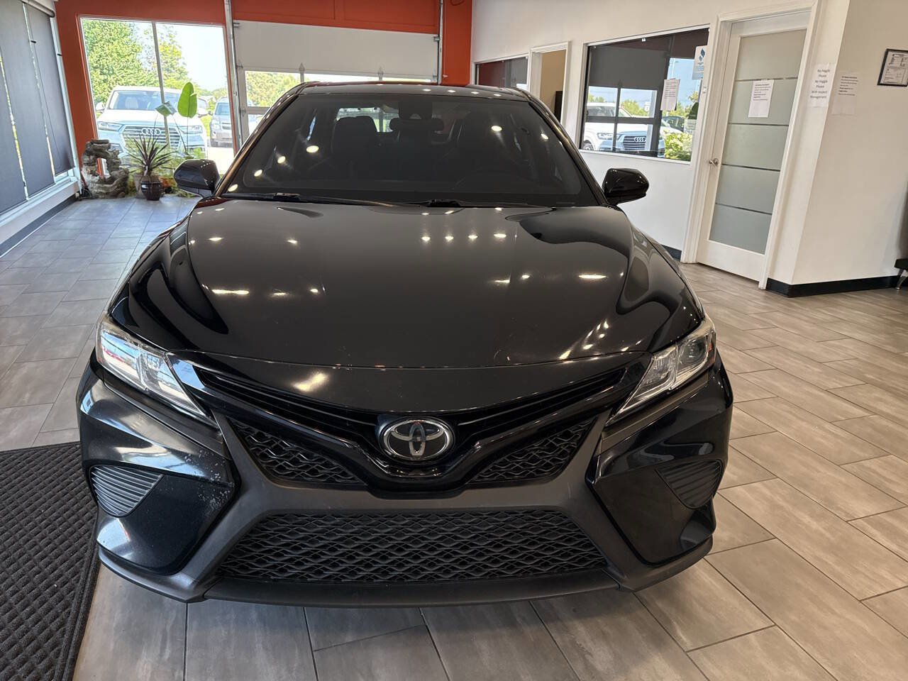 Used 2020 Toyota Camry SE w/ Phone Cable & Charge Package image 2