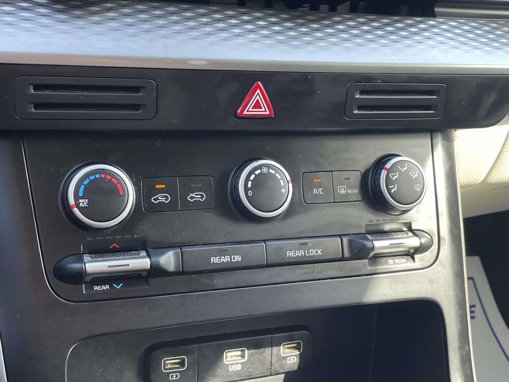 Used 2022 Kia Carnival LX image 27