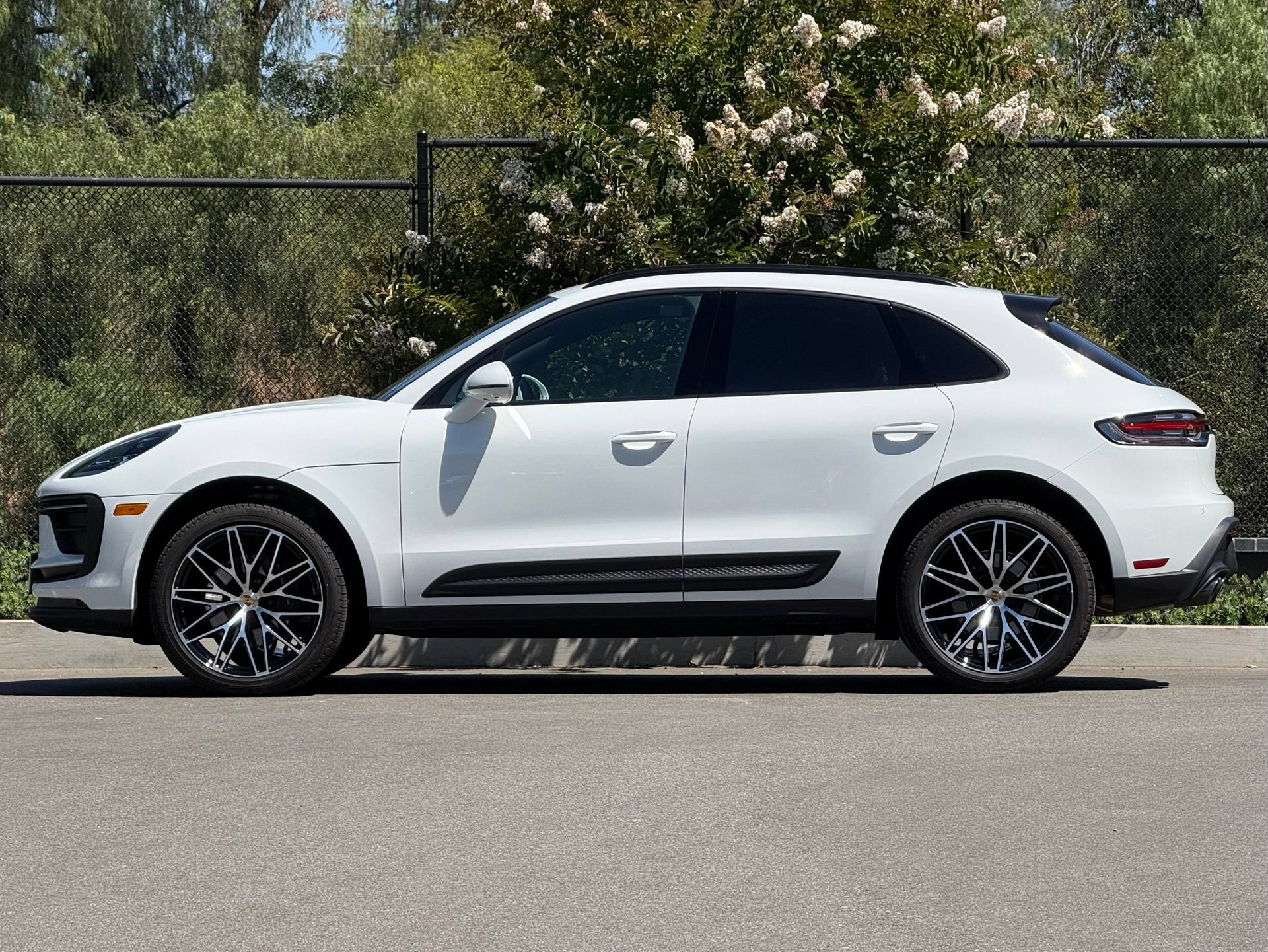 Used 2026 Porsche Macan AWD/4WD image 2
