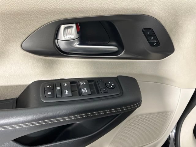 Used 2024 Chrysler Pacifica Touring-L FWD image 34