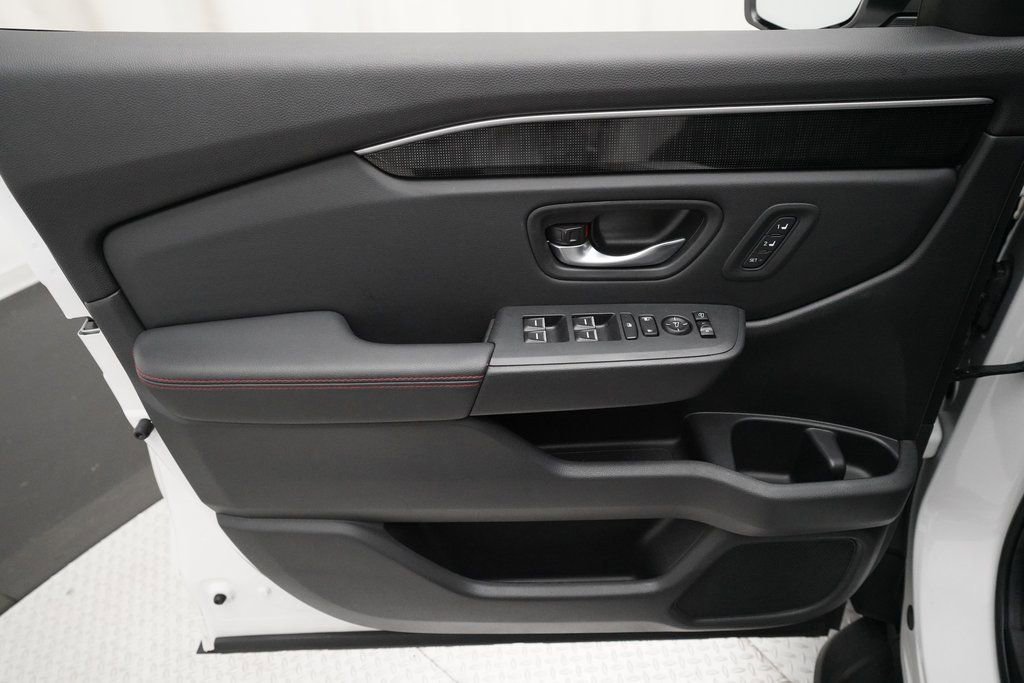 Certified 2025 Honda Pilot Black Edition image 26