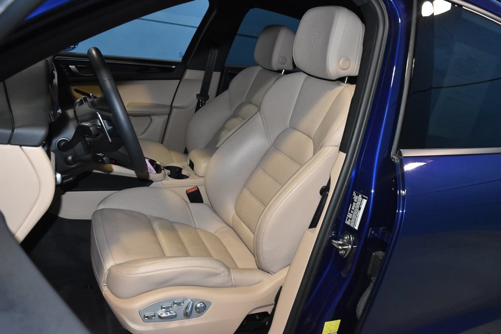 Certified 2025 Porsche Macan AWD/4WD image 5