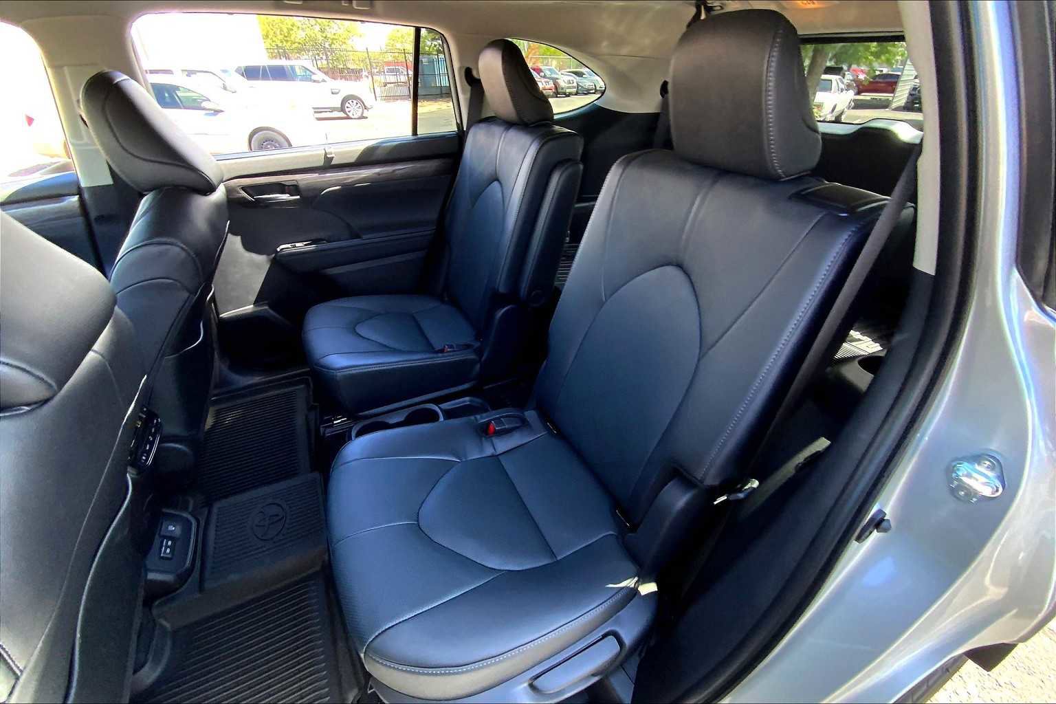 Used 2025 Toyota Highlander Platinum image 17