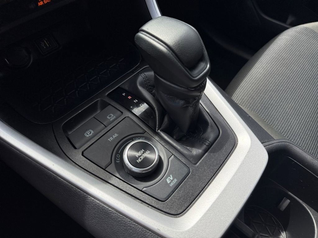 Used 2025 Toyota RAV4 LE AWD/4WD image 37