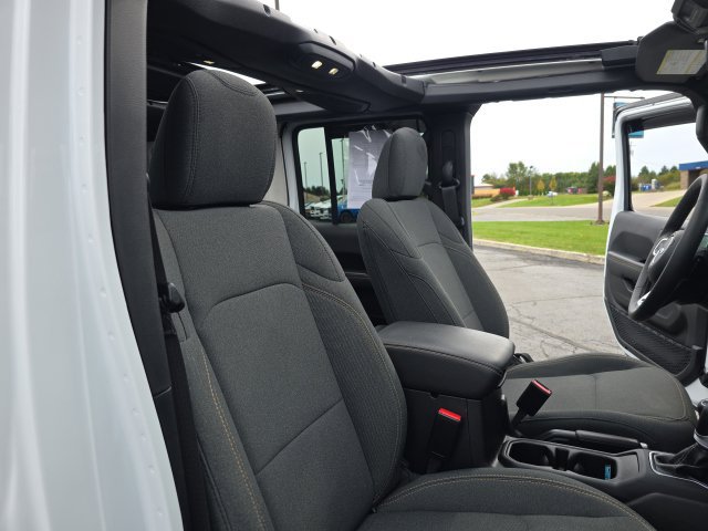 Used 2025 Jeep Wrangler Unlimited Sahara w/ Safety Group AWD/4WD image 37