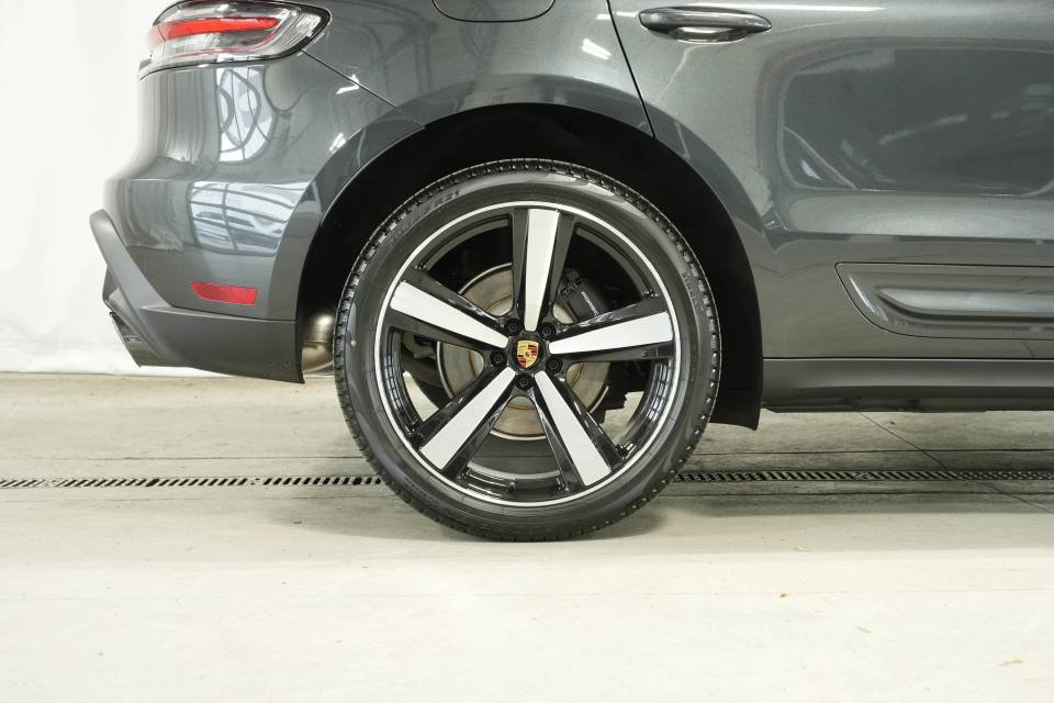 Certified 2026 Porsche Macan AWD/4WD image 41