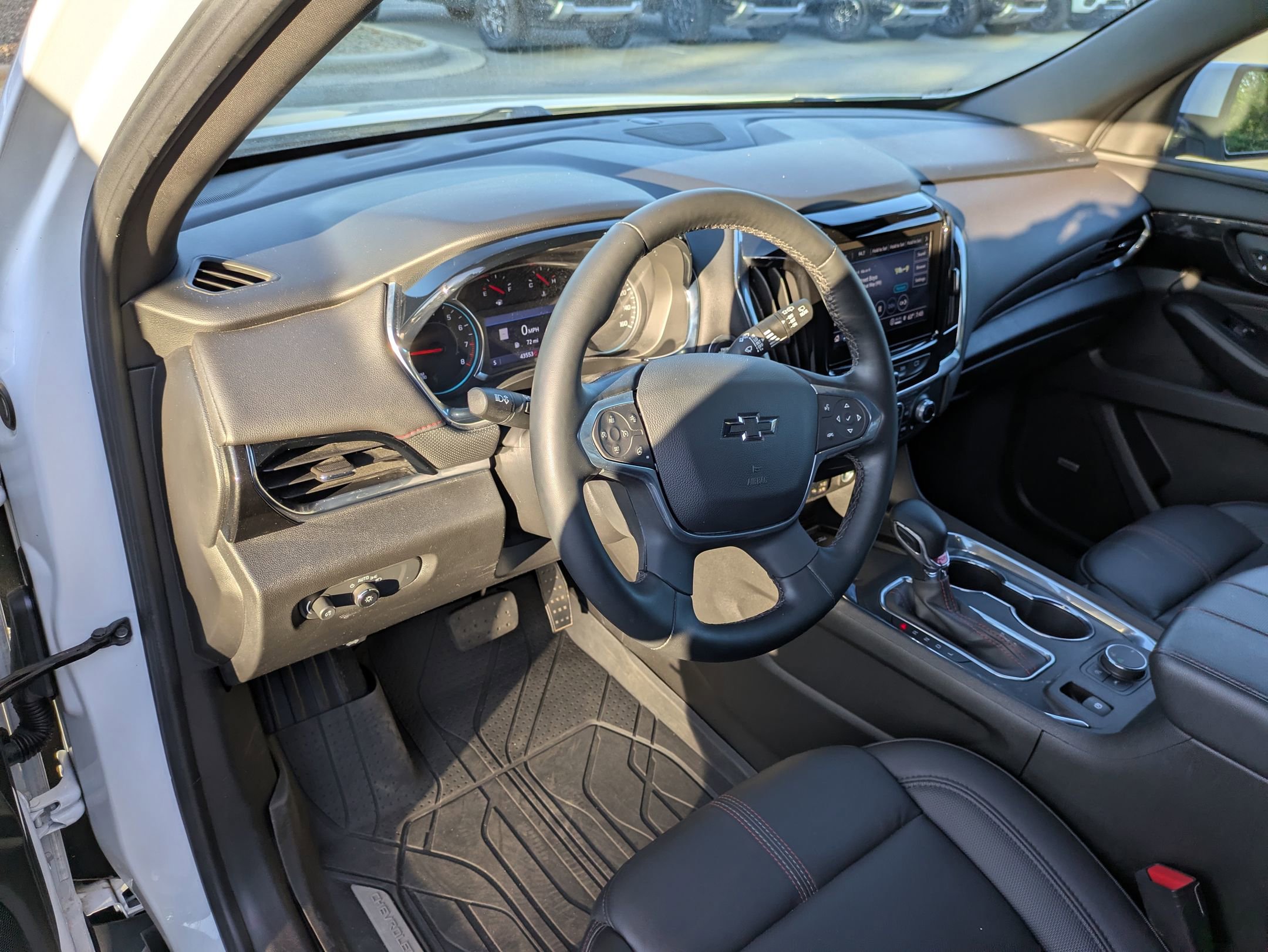 Used 2023 Chevrolet Traverse RS FWD image 14