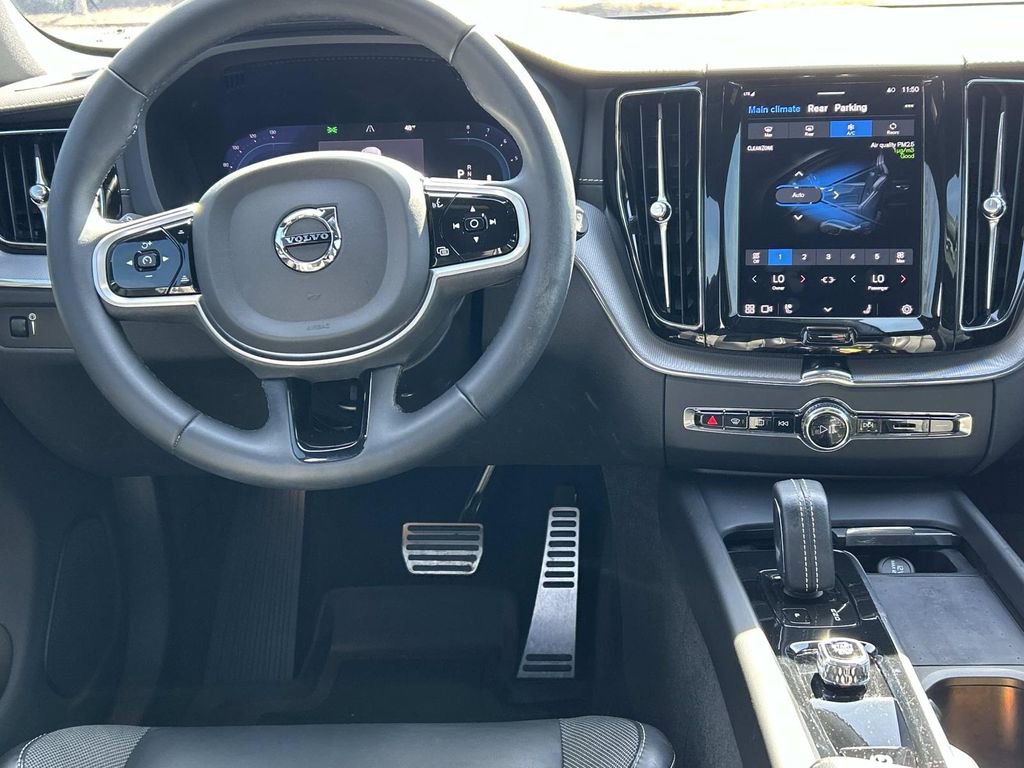 Used 2022 Volvo XC60 B6 R-Design image 28