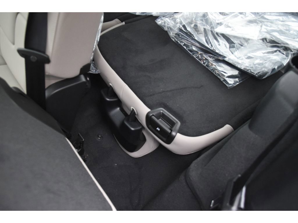 Certified 2026 Volvo XC90 B5 Core w/ Protection Package Premier image 16