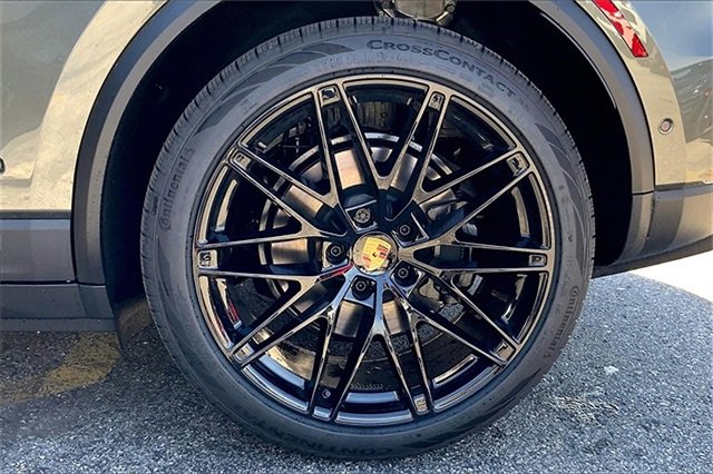 Used 2025 Porsche Macan 4 Electric image 16