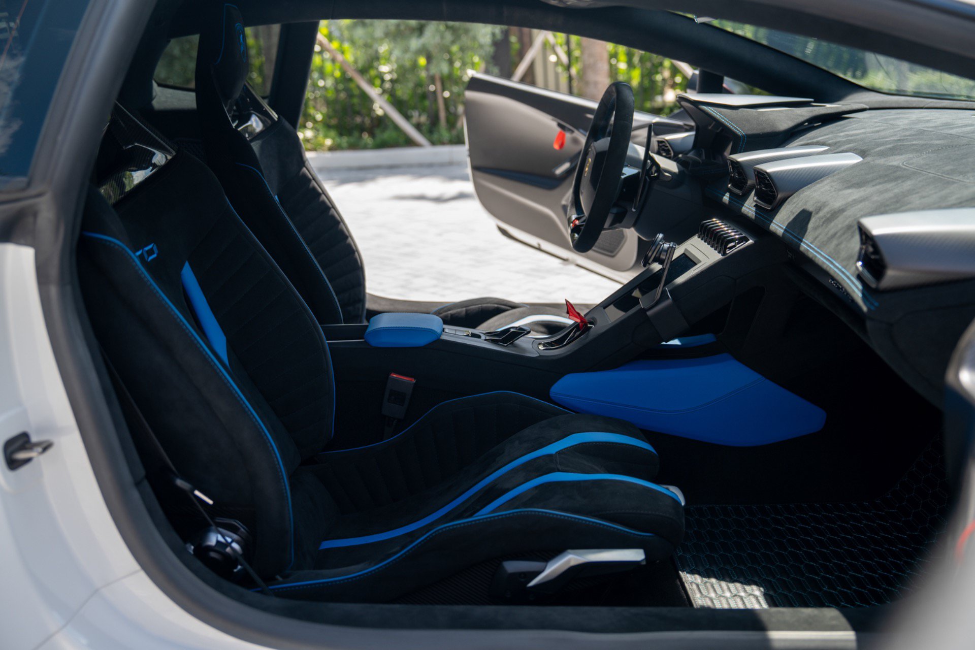 Used 2021 Lamborghini Huracan STO RWD image 39