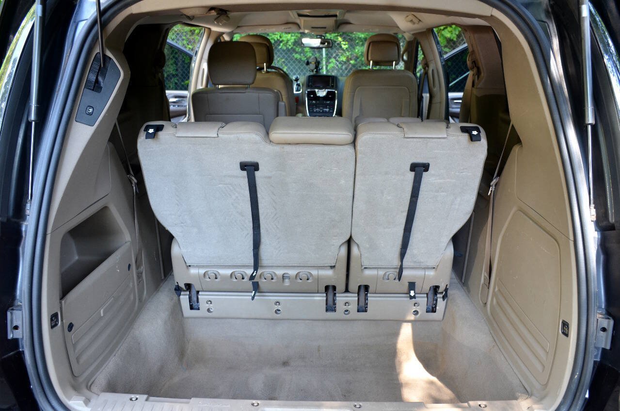 Used 2015 Chrysler Town & Country Touring-L w/ Driver Convenience Group FWD image 11