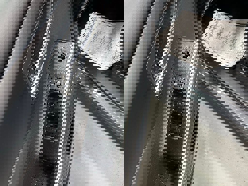 Used 2025 Toyota Highlander XLE image 9