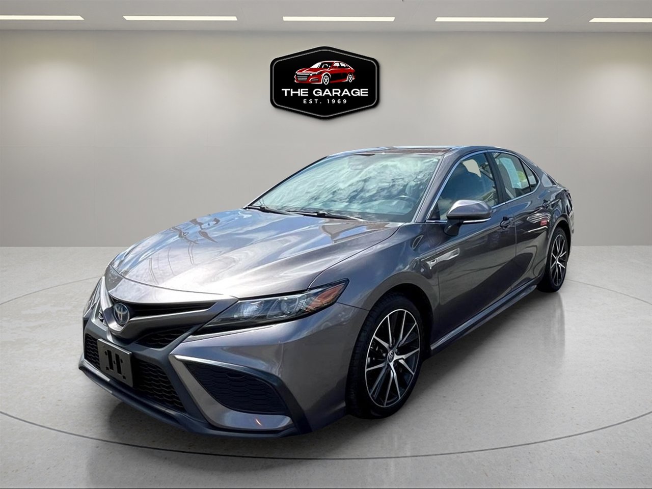 Used 2022 Toyota Camry SE image 3