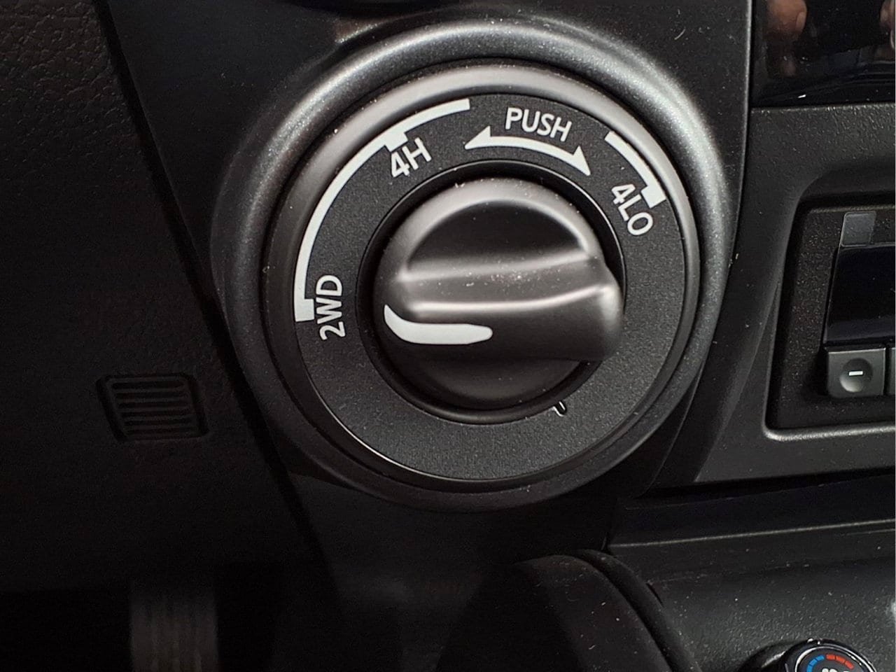 Used 2024 Nissan Titan PRO-4X w/ Pro-4x Convenience Package AWD/4WD image 19