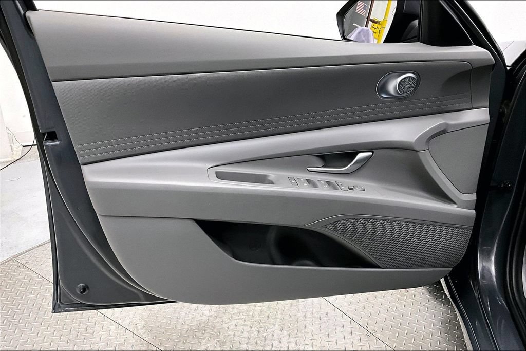 Certified 2024 Hyundai Elantra SE FWD image 18