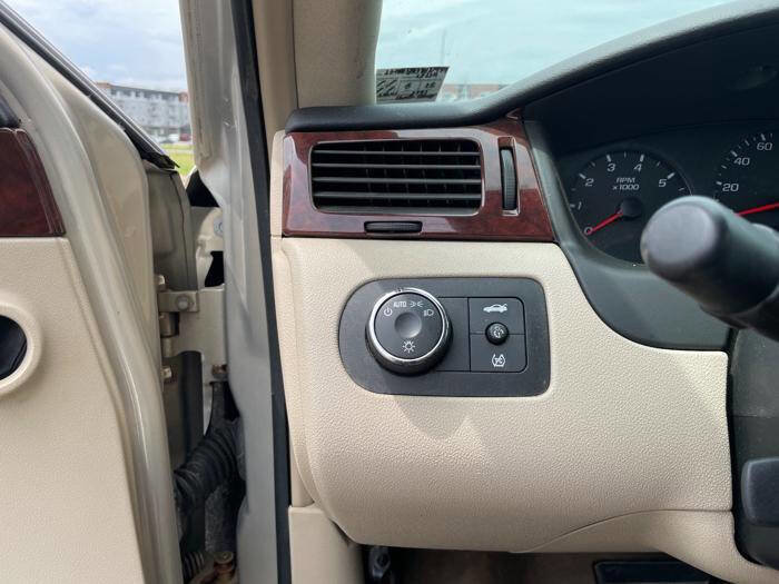 Used 2009 Chevrolet Impala LTZ FWD image 34