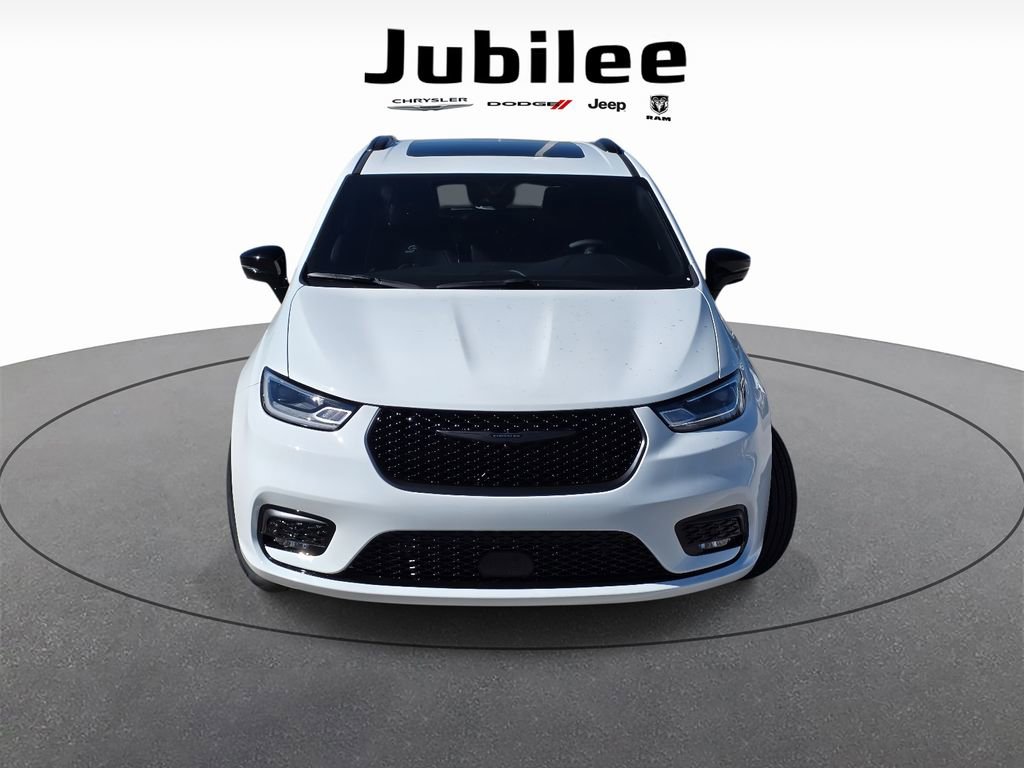 New 2026 Chrysler Pacifica Limited w/ Uconnect Theater Family Group image 2