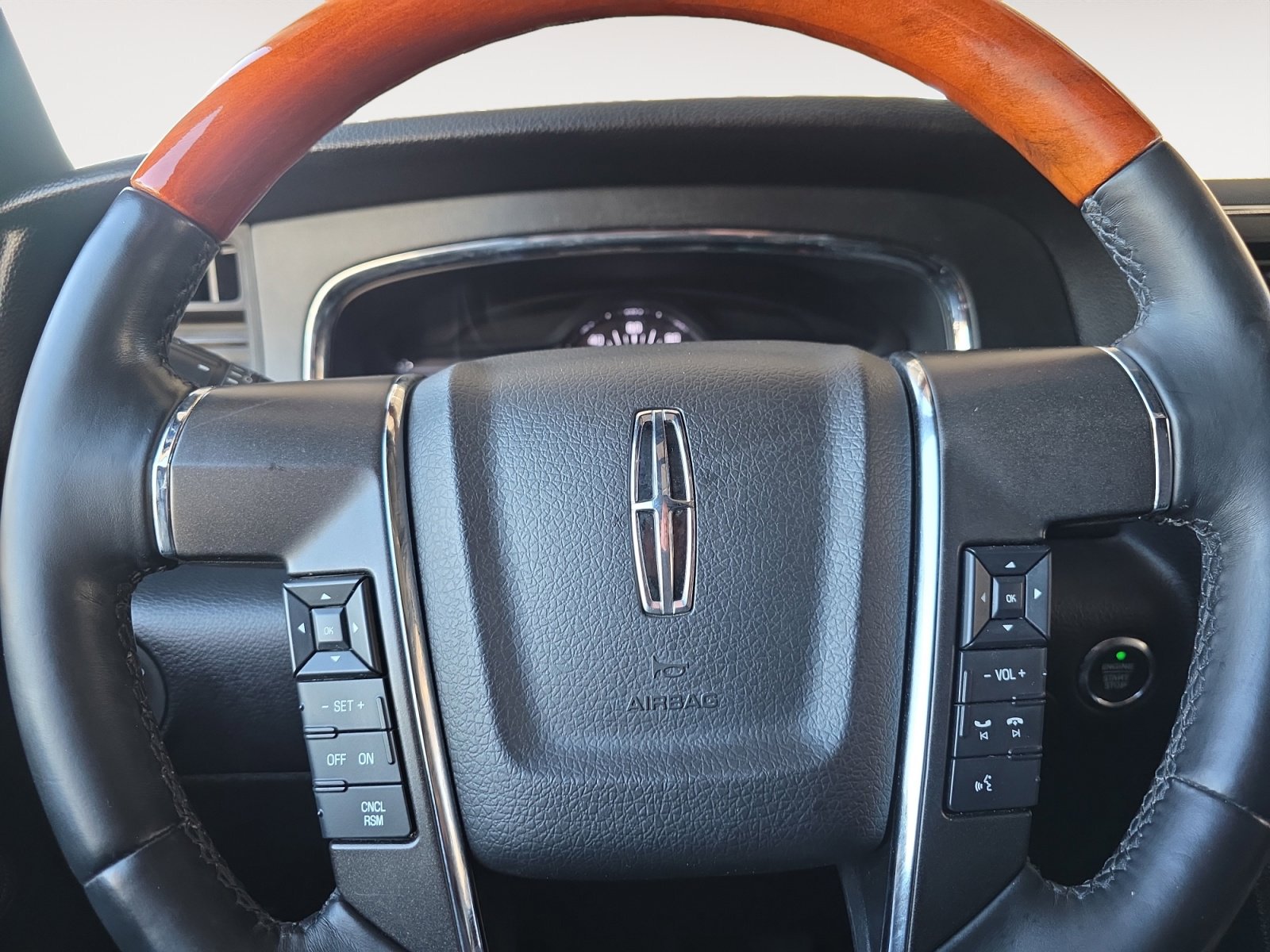 Used 2017 Lincoln Navigator Select image 11