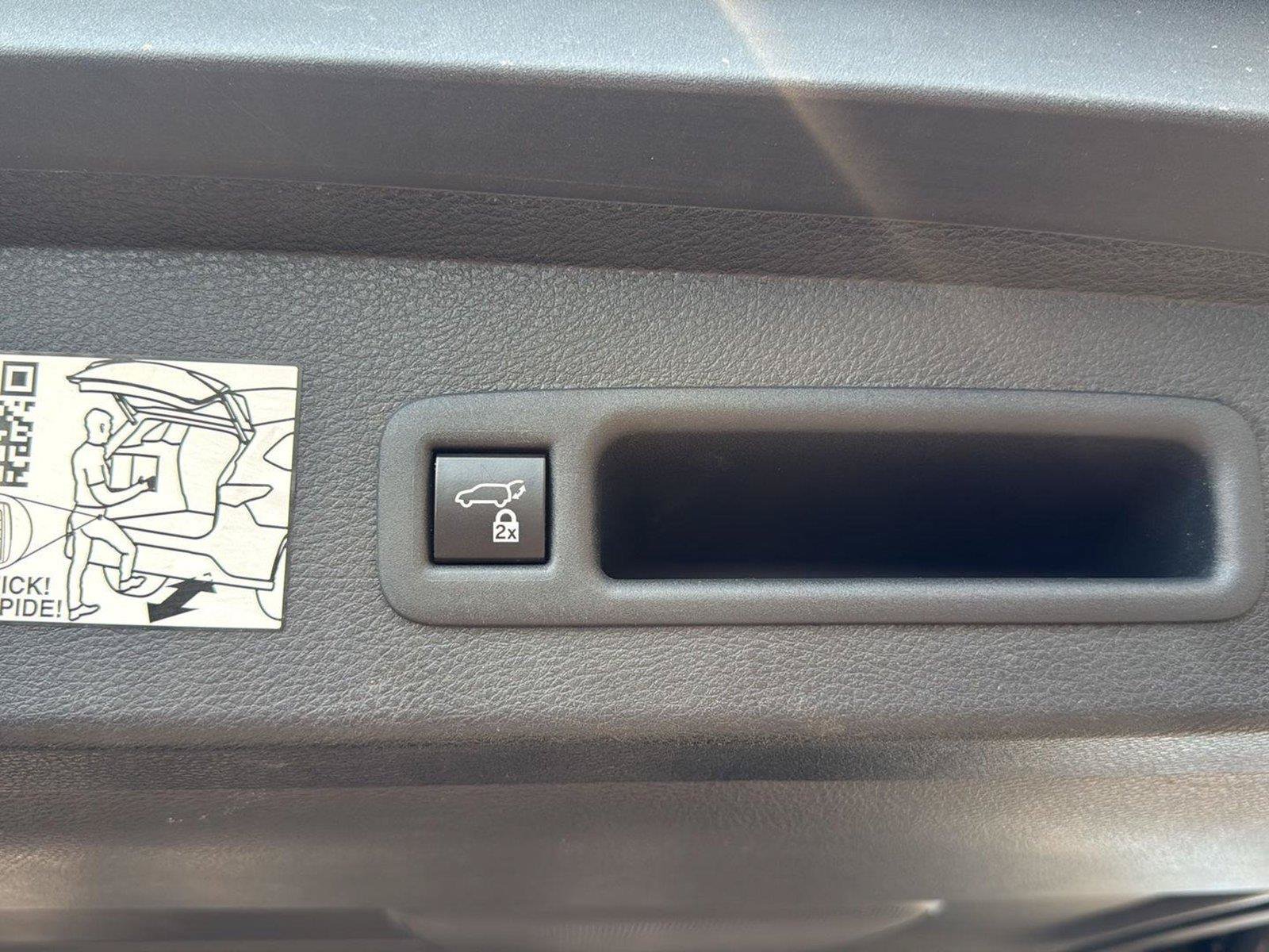 Used 2023 Toyota Sienna XLE FWD image 28