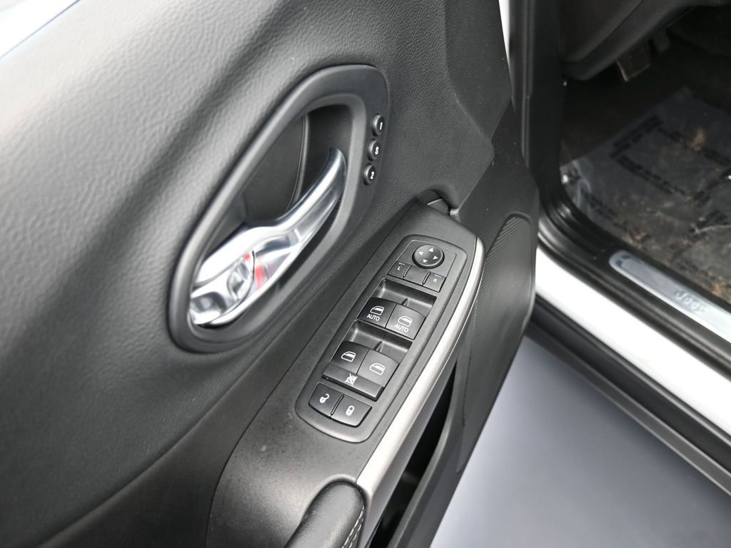 Used 2019 Jeep Cherokee Limited image 13