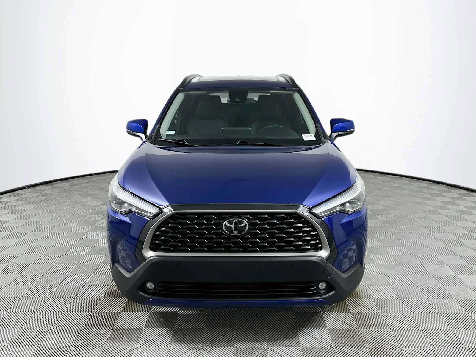 Used 2022 Toyota Corolla Cross XLE w/ Convenience Package FWD image 2