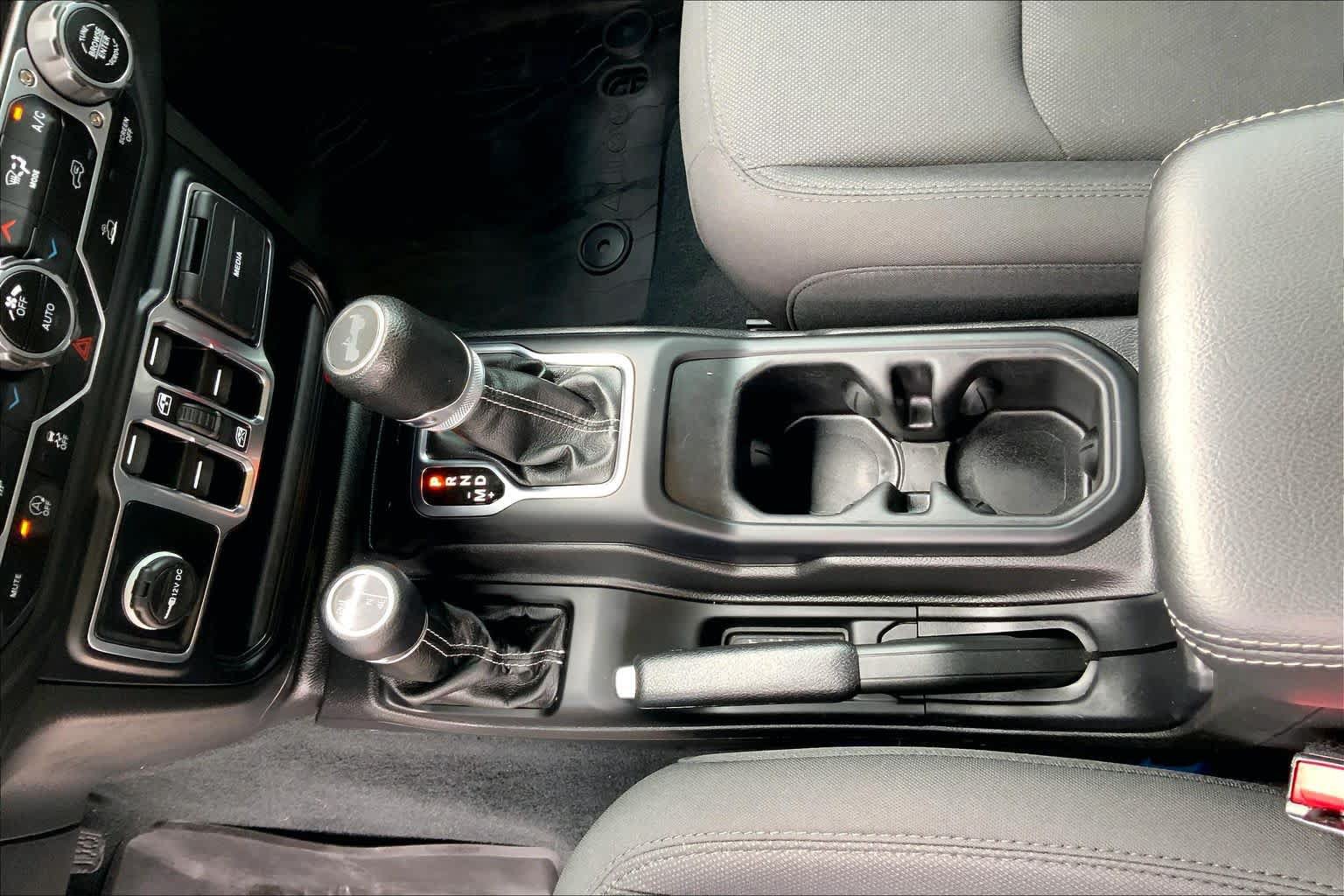 Used 2022 Jeep Wrangler Unlimited Sahara AWD/4WD image 16