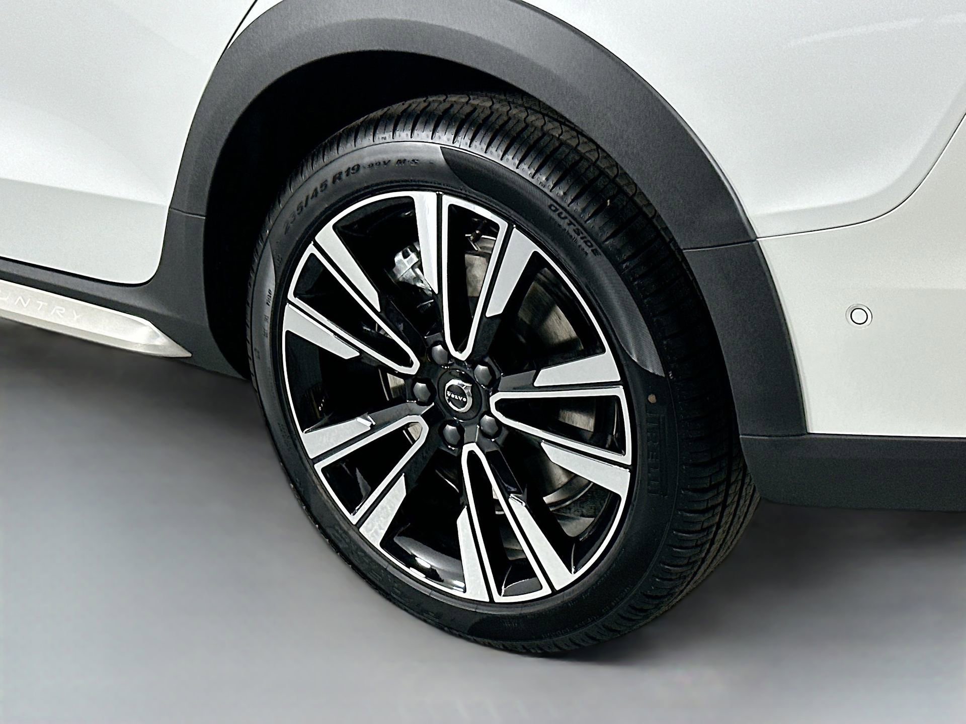 New 2026 Volvo V60 B5 Cross Country Ultra w/ Protection Package Premier image 9