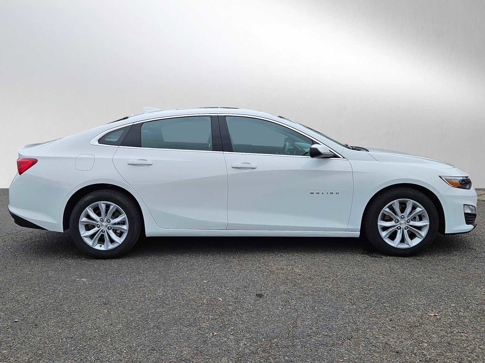 Used 2024 Chevrolet Malibu LT image 2