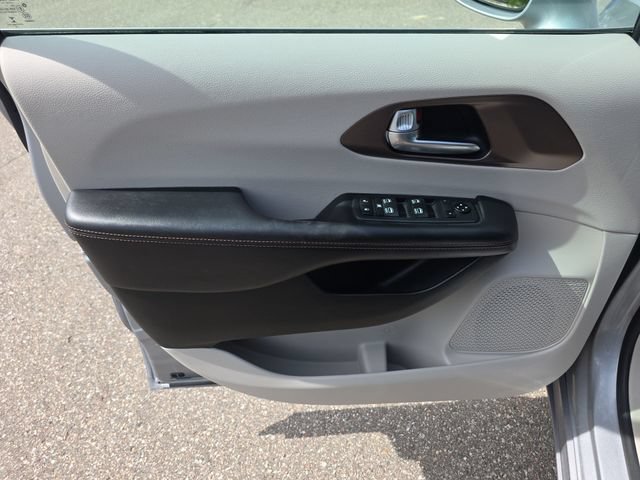 Used 2018 Chrysler Pacifica Touring-L Plus FWD image 13