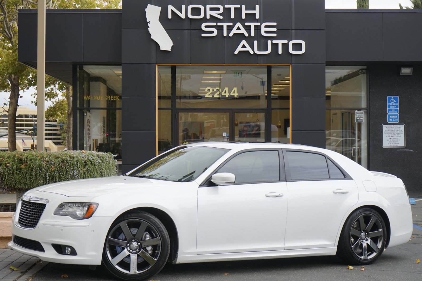 Used 2014 Chrysler 300 SRT8 w/ Leather Interior Group RWD image 2